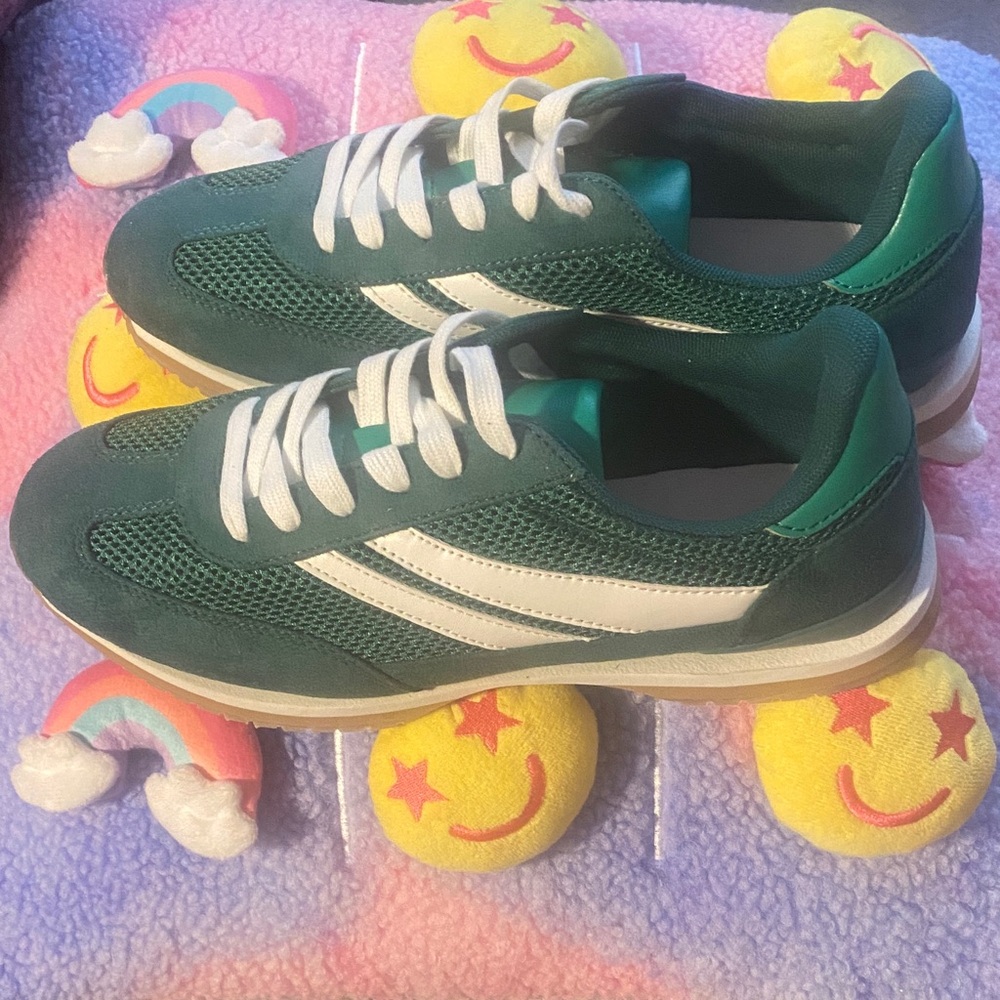 NWOT SHOEDAZZLE JUNO Retro style Sneakers